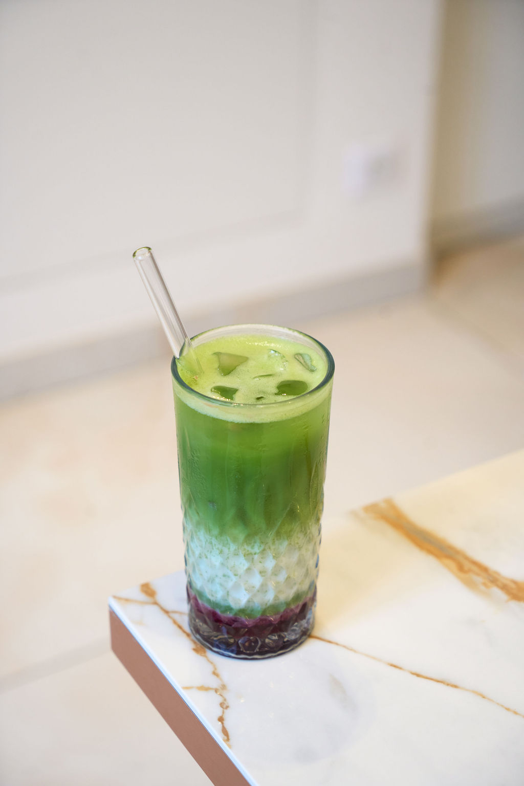 Matcha latte glacé servi chez Cosy