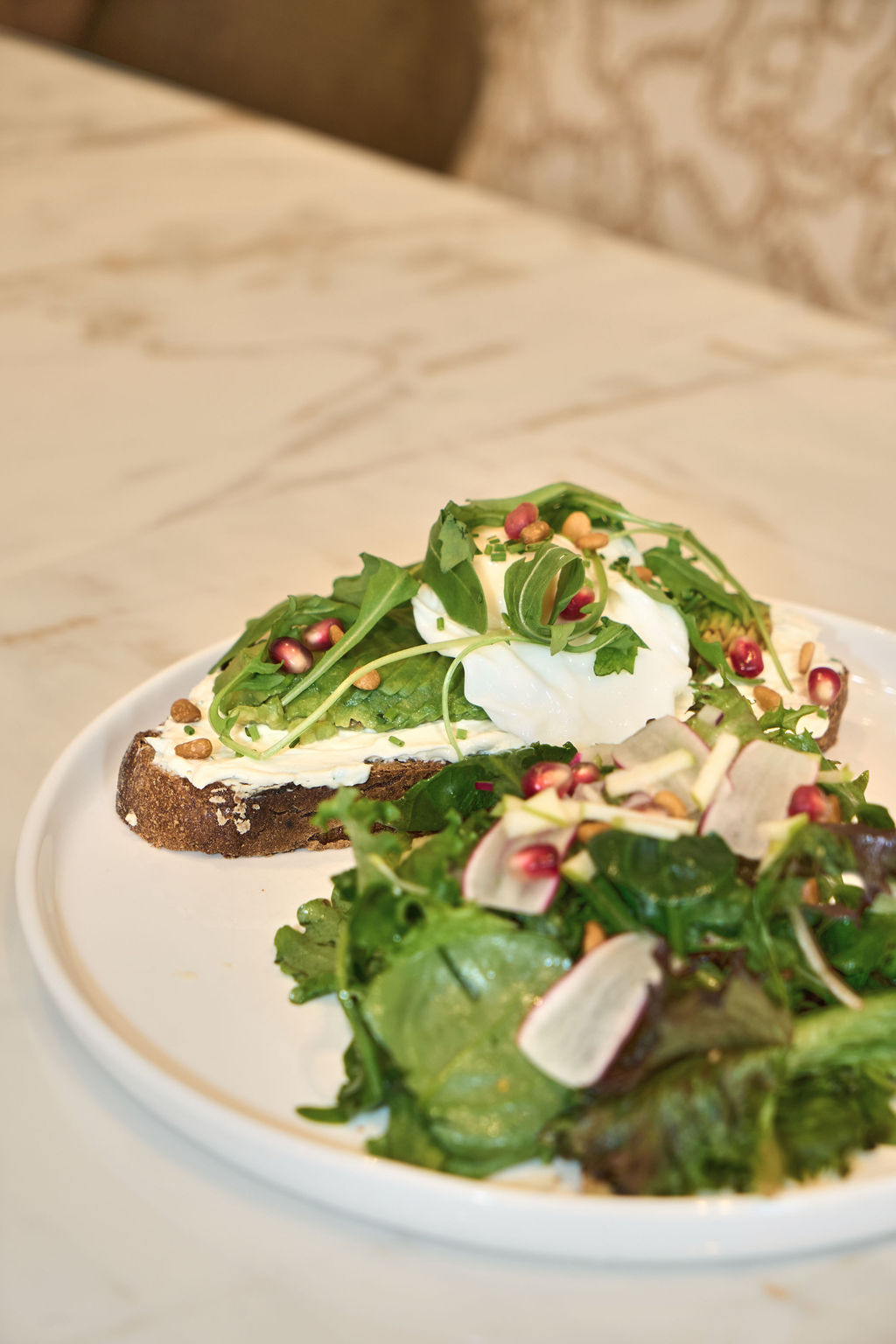 Avocado toast à l'œuf poché, roquette et grenade
