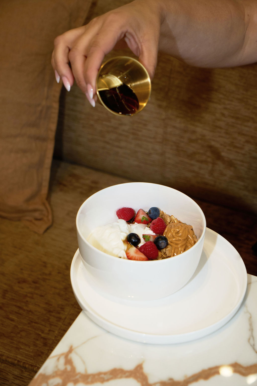 Bowl de yaourt, granola et fruits frais